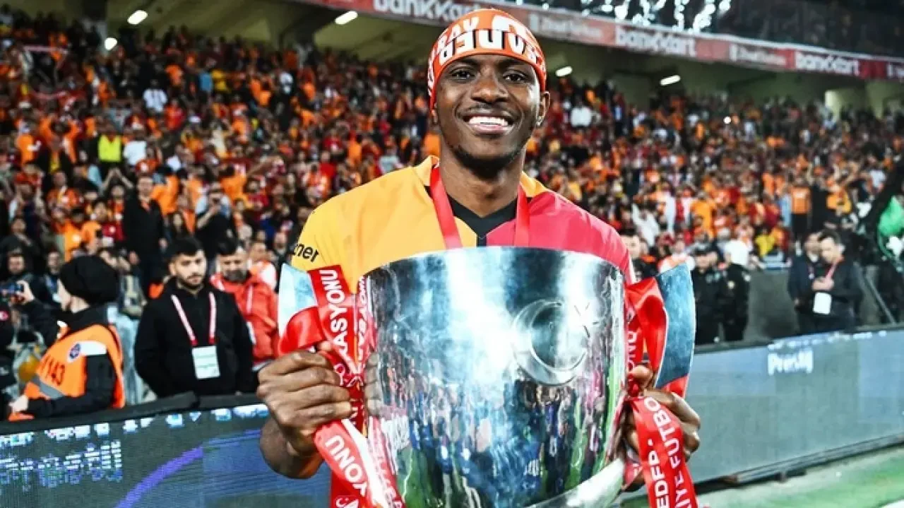 Okan Buruk 'kalabilir' demişti, Galatasaray taraftarı şok oldu! Osimhen o takıma 3 yıllık imza attı 2