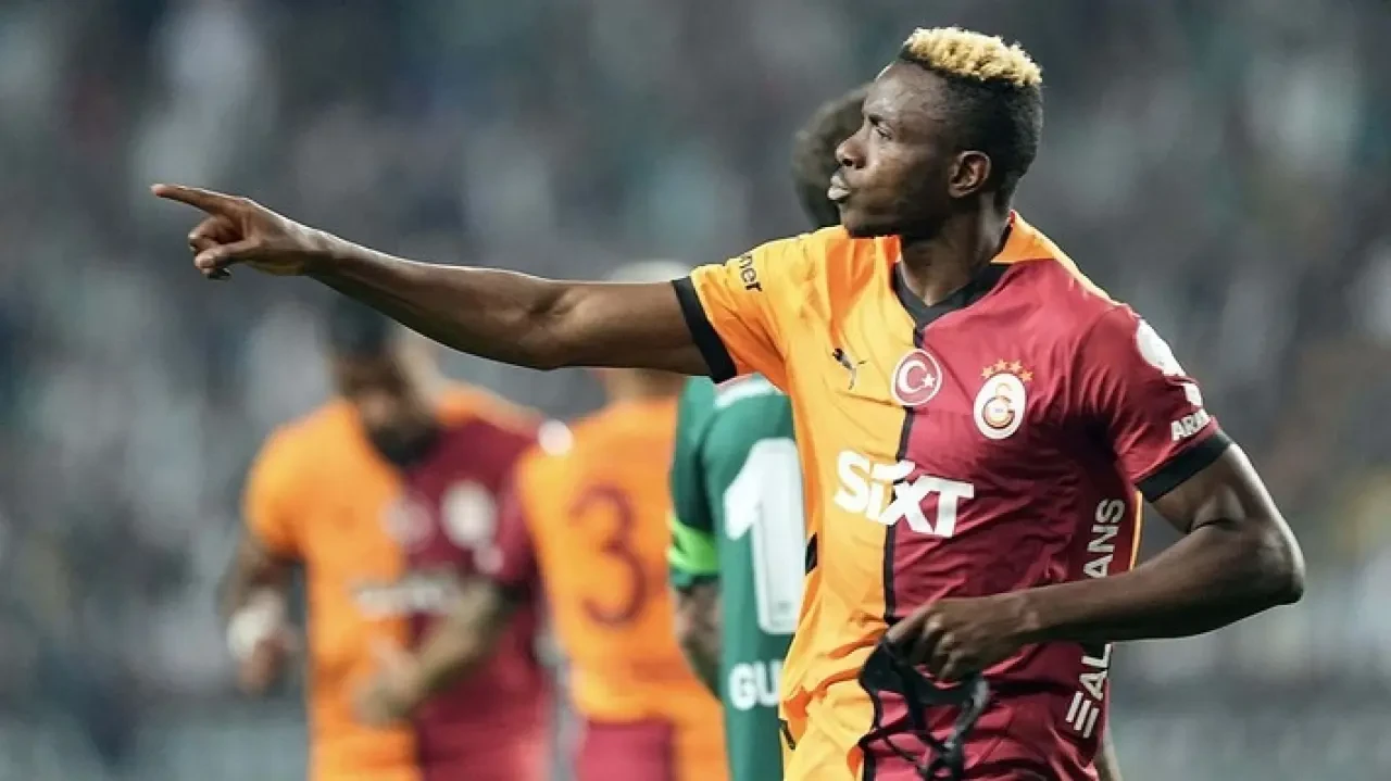 Okan Buruk 'kalabilir' demişti, Galatasaray taraftarı şok oldu! Osimhen o takıma 3 yıllık imza attı 4
