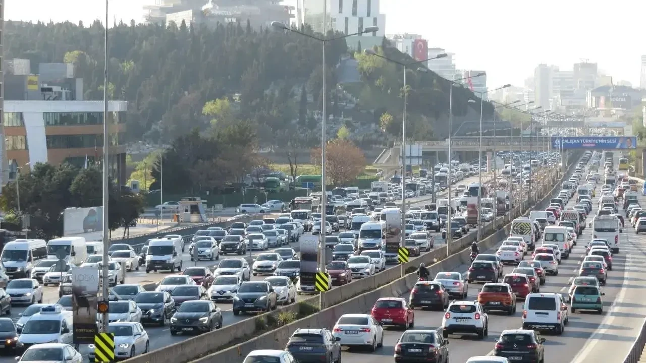 Milyonlarca araç sahibine son uyarı: yarın son gün, ödemeyenin kapısına haciz dayanabilir