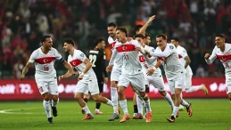 İzmit Belediye Meydanı'nda Milli Maç Heyecanı!
