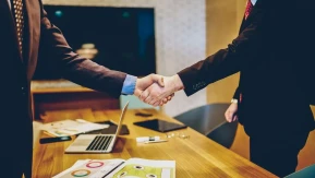 ❗ İLK İŞE GİRİŞ TARİHİNE DİKKAT: Emekli Olup Çalışanların Maaşı Kesilecek mi? Kritik SGK Düzenlemesi!