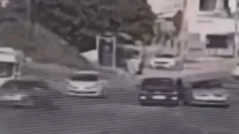 Ortalık adeta savaş alanına döndü! İki aile trafikte böyle birbirine girdi…