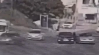 Ortalık adeta savaş alanına döndü! İki aile trafikte böyle birbirine girdi…
