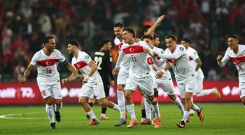 İzmit Belediye Meydanı'nda Milli Maç Heyecanı!