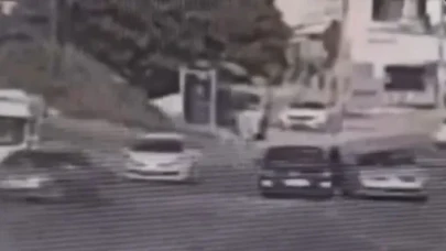 Ortalık adeta savaş alanına döndü! İki aile trafikte böyle birbirine girdi…