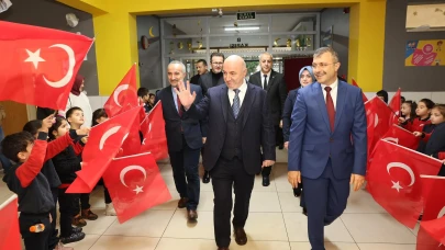 Başkan Bıyık, öğrencilerin bayrak törenine katıldı