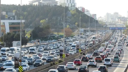 Milyonlarca araç sahibine son uyarı: yarın son gün, ödemeyenin kapısına haciz dayanabilir