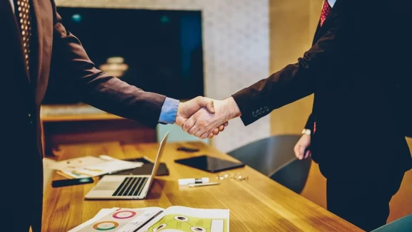 ❗ İLK İŞE GİRİŞ TARİHİNE DİKKAT: Emekli Olup Çalışanların Maaşı Kesilecek mi? Kritik SGK Düzenlemesi!