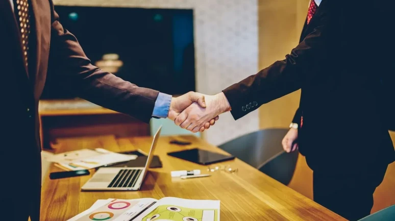 ❗ İLK İŞE GİRİŞ TARİHİNE DİKKAT: Emekli Olup Çalışanların Maaşı Kesilecek mi? Kritik SGK Düzenlemesi!