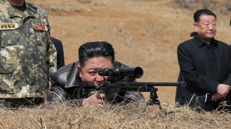 Kuzey Kore lideri Kim Jong Un yeni tüfeği böyle denedi!