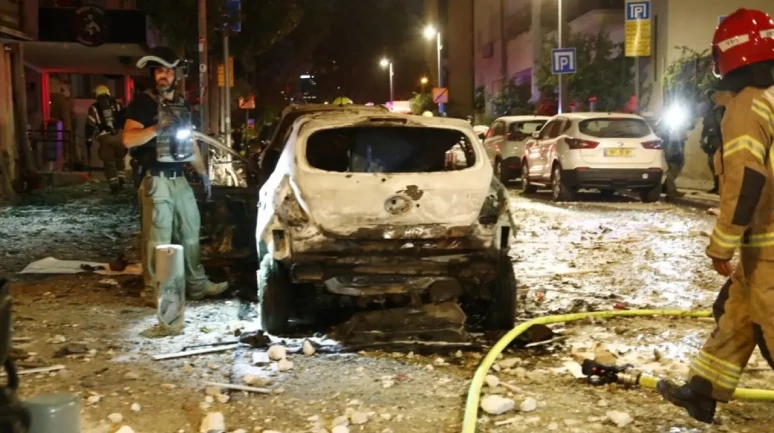 İran füzeleri Tel Aviv'i vurdu: 4 bölgede hasar, 6 yaralı