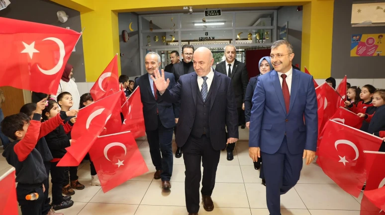 Başkan Bıyık, öğrencilerin bayrak törenine katıldı