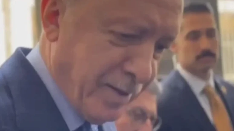 ERDOĞAN İLE MUHABİR ARASINDAKİ DİYALOG GÜNDEM OLDU: HERKES AYNI SORUYU SORUYOR