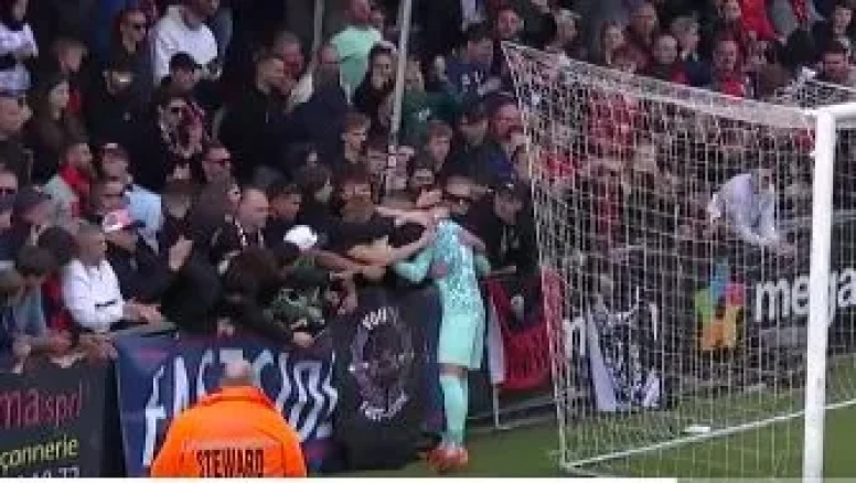 Genk’in genç kalecisine rakip takım taraftarından duygusal destek!